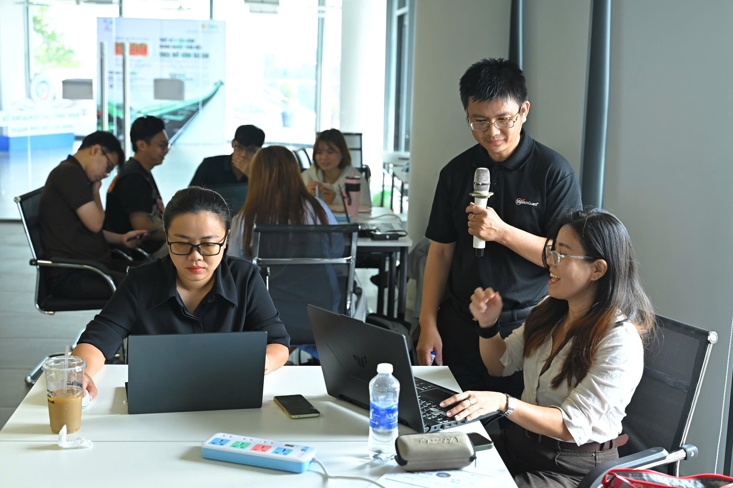 Học viên thực hành AI tại workshop