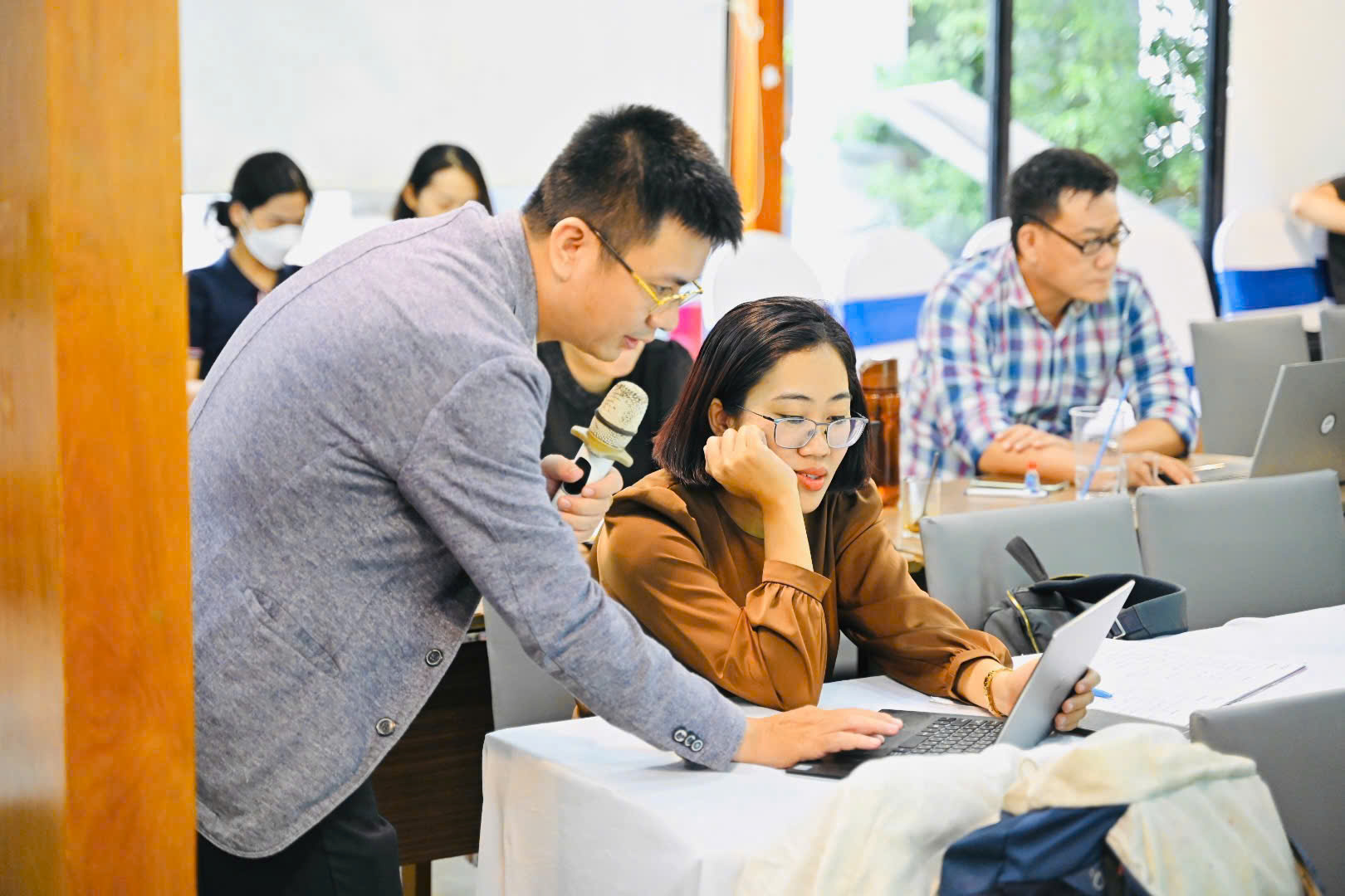 Mentor hướng dẫn 1-1 học viên thực hành AI