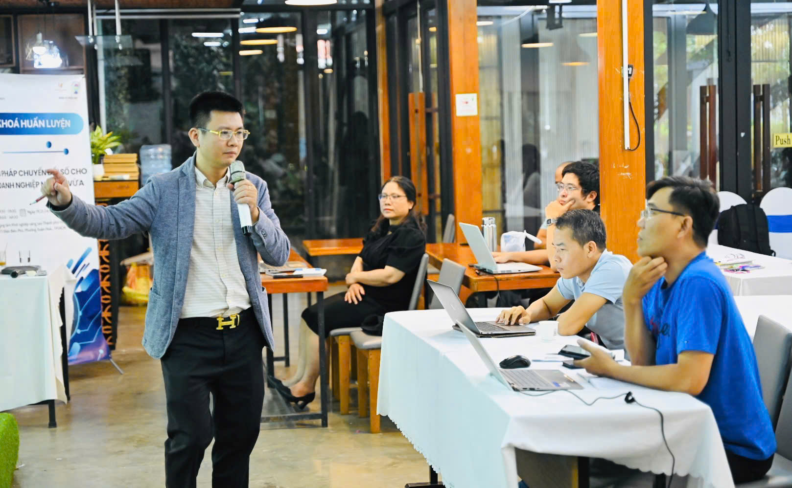 Mentor Nguyễn Hữu Thông đang hướng dẫn thực chiến